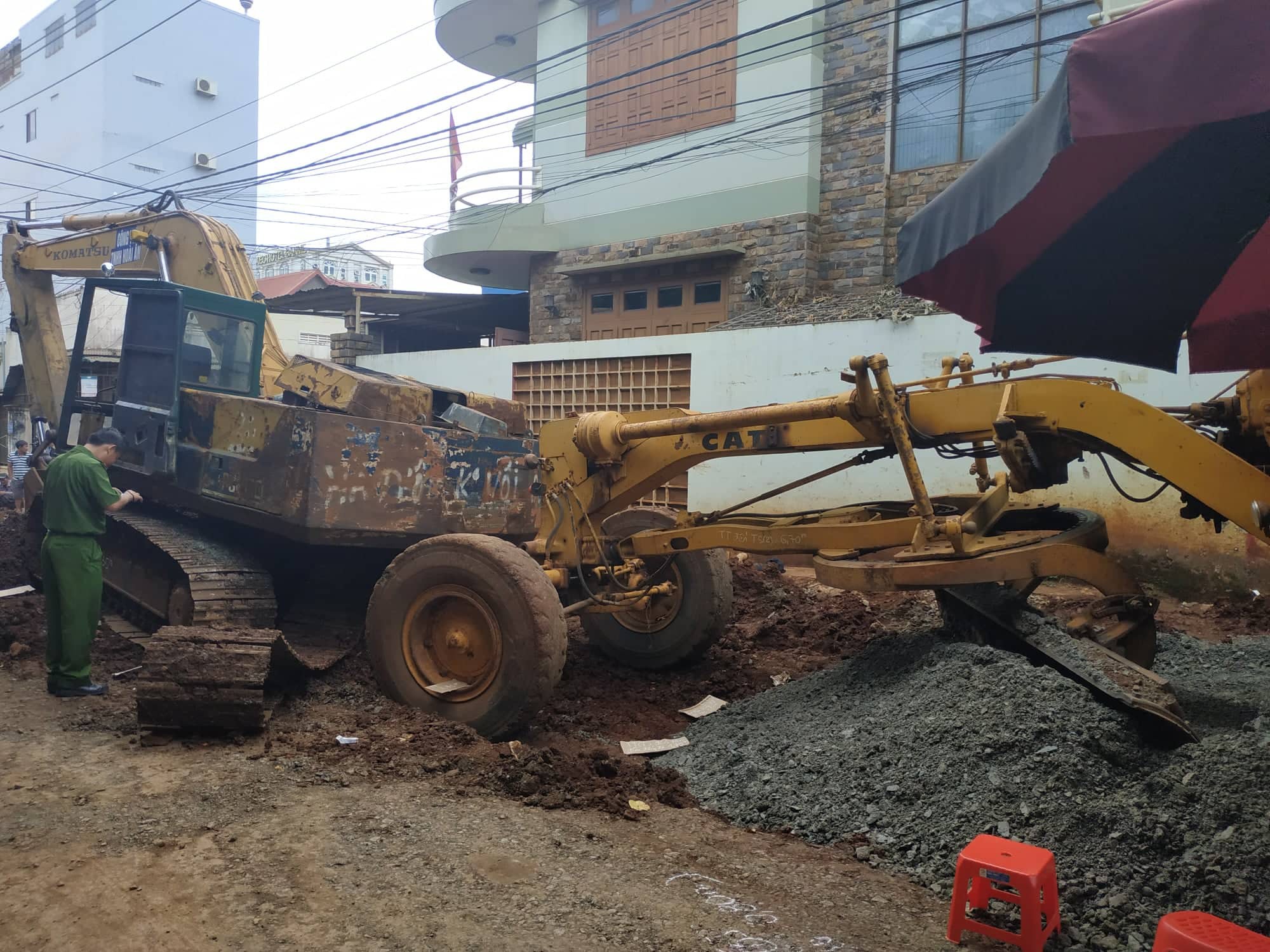 Hy hữu: Một trung tá công an bị xe ủi cán tử vong - Ảnh 2.