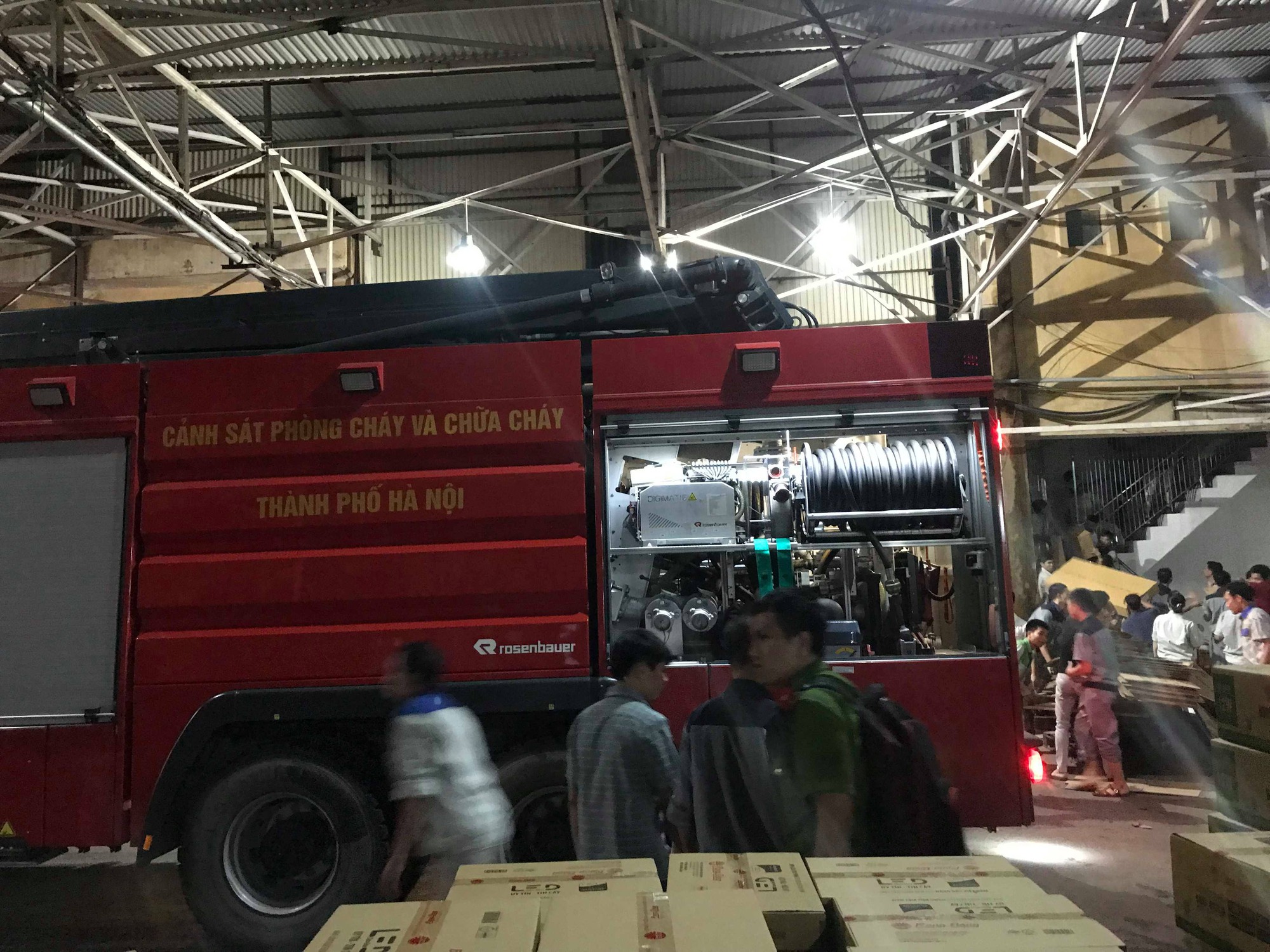 Ch&aacute;y tại C&ocirc;ng ty Rạng Đ&ocirc;ng: 10 nh&agrave; d&acirc;n bị vạ l&acirc;y - Ảnh 12.
