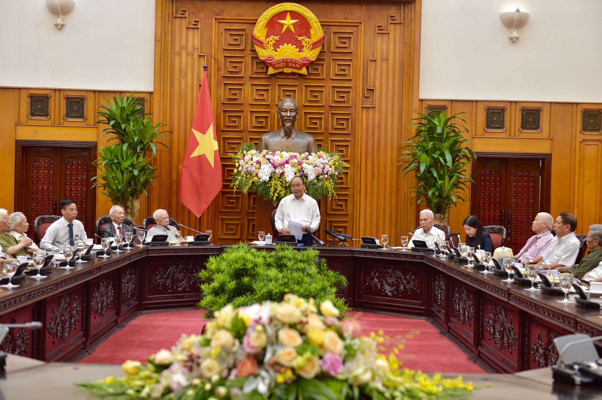 Thủ tướng nghe nhiều chuyện cảm động khi găp mặt các cán bộ trực tiếp bảo vệ Bác Hồ - Ảnh 4.