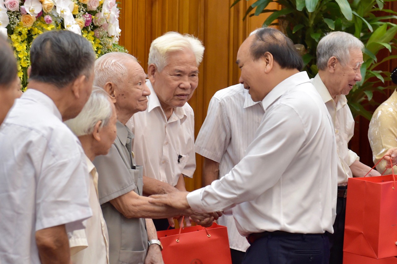 Thủ tướng nghe nhiều chuyện cảm động khi găp mặt các cán bộ trực tiếp bảo vệ Bác Hồ - Ảnh 2.