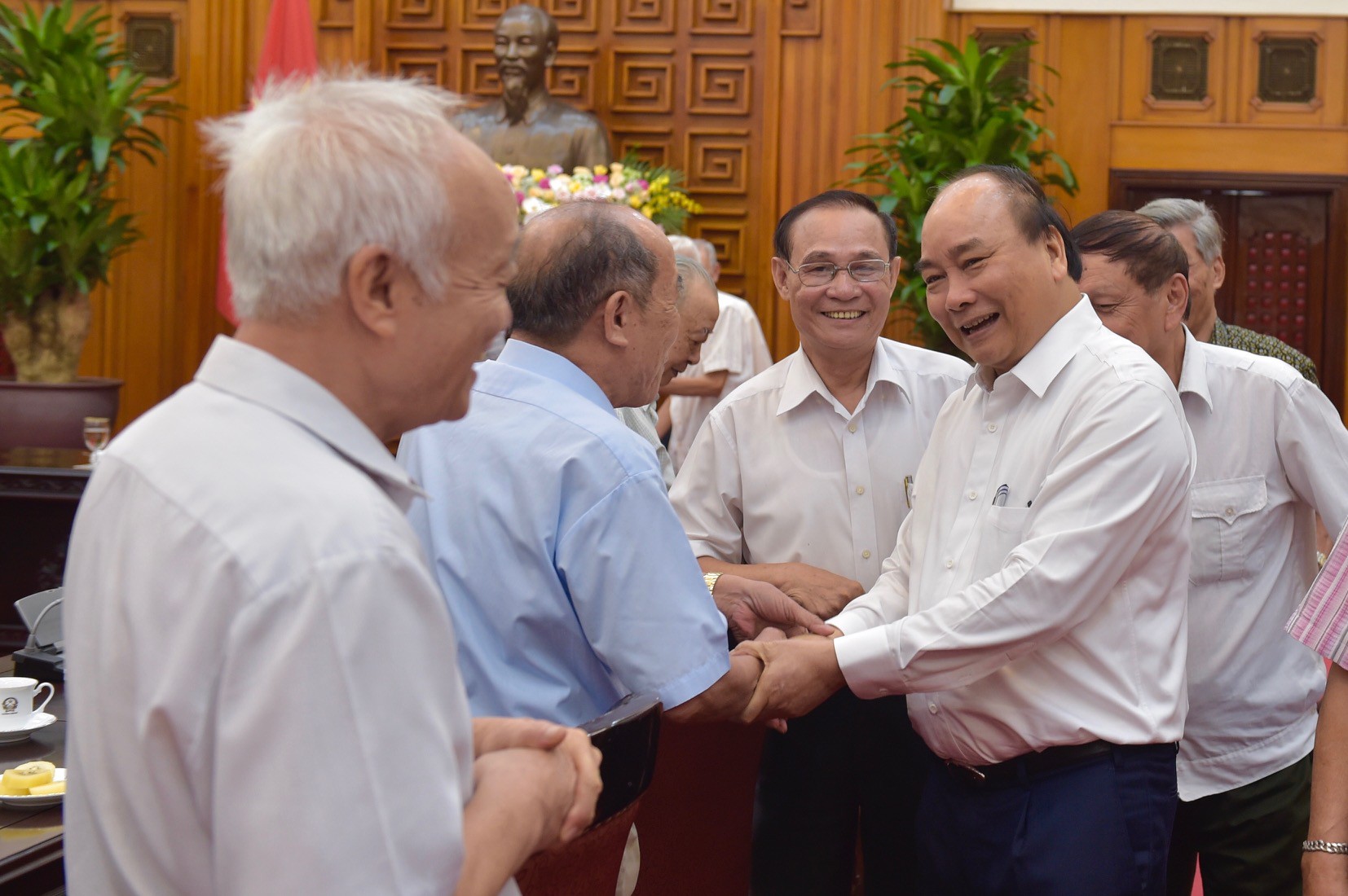 Thủ tướng nghe nhiều chuyện cảm động khi găp mặt các cán bộ trực tiếp bảo vệ Bác Hồ
