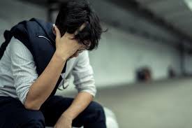 Tôi đánh bạn trai cũ của vợ khi thấy cậu ta nắm tay em