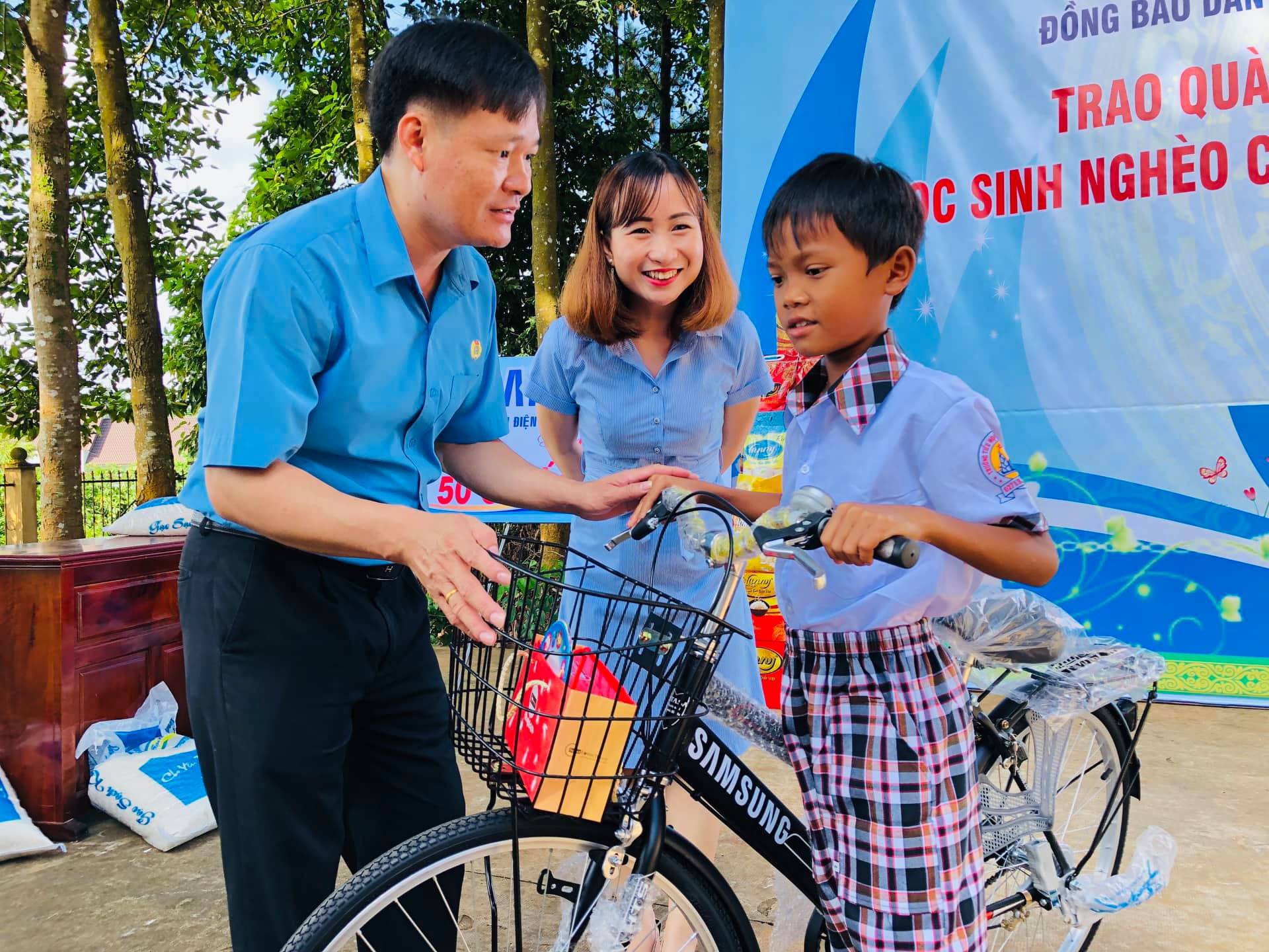 Bình Phước: Tặng quà đồng bào dân tộc thiểu số và học sinh nghèo