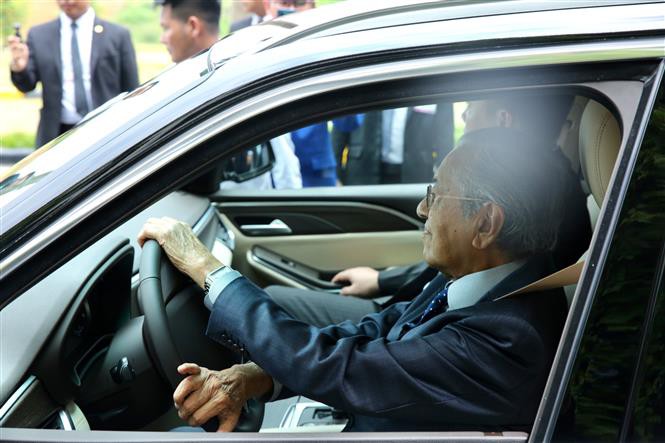 Thủ tướng Malaysia l&aacute;i thử xe Vinfast ở tốc độ 100 km/giờ - Ảnh 2.