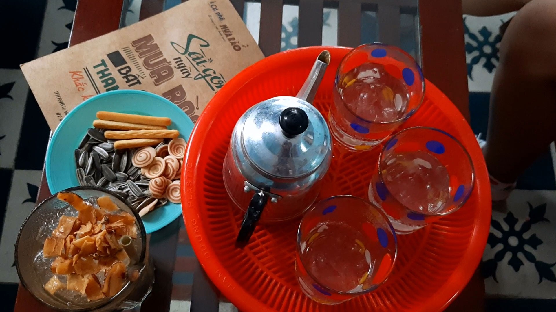 Clip: Trở lại thanh xuân với café "Mưa rào"