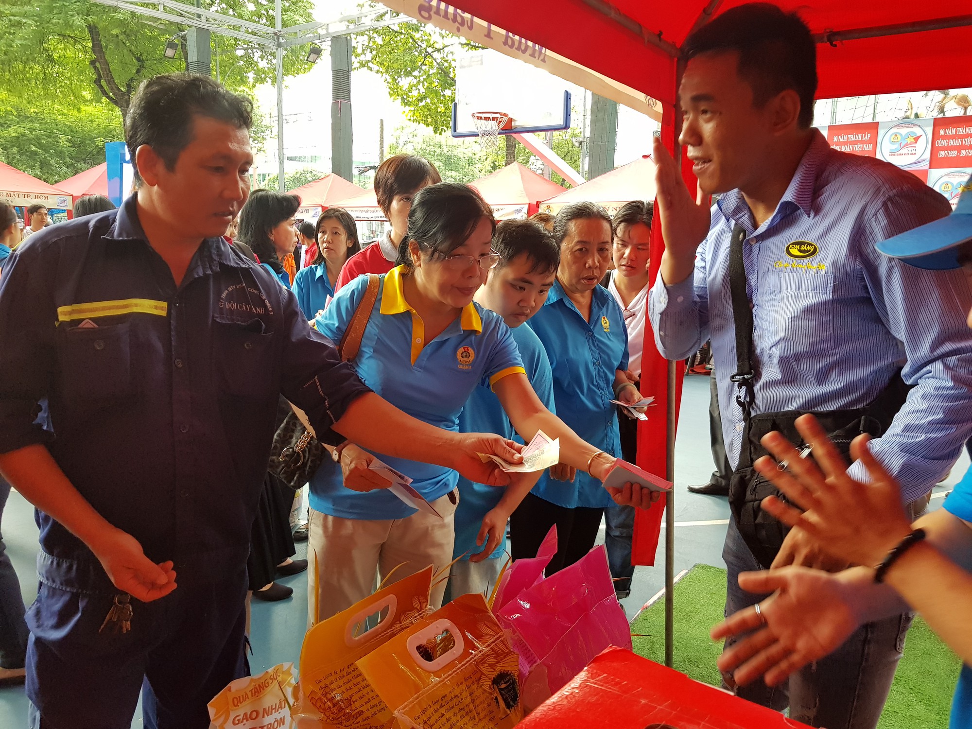 Vissan v&agrave; Saigon Petro b&aacute;n h&agrave;ng giảm gi&aacute; cho đo&agrave;n vi&ecirc;n C&ocirc;ng đo&agrave;n - Ảnh 7.