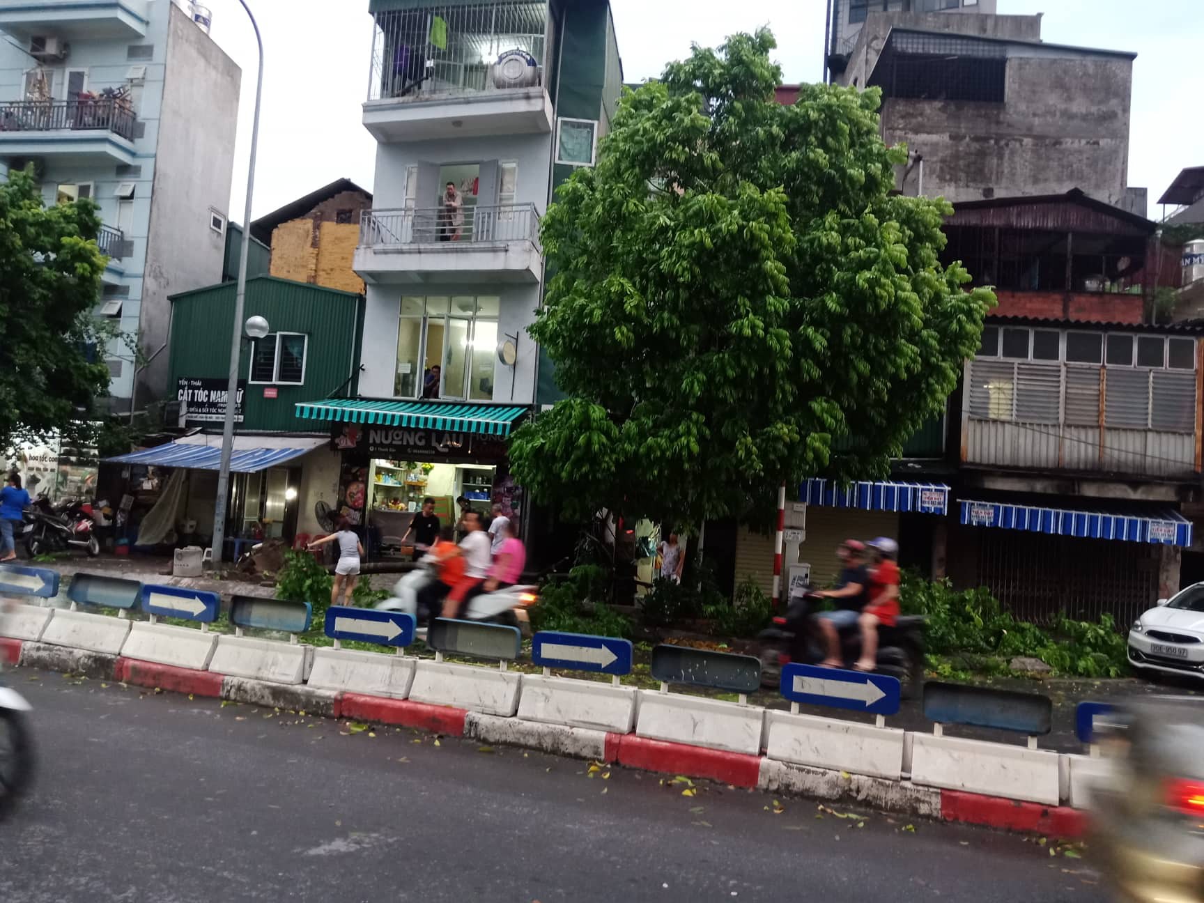 Ảnh hưởng bão số 4, Hà Nội mưa lớn làm đổ hàng loạt cây, 1 người chết - Ảnh 5.