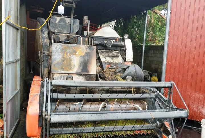 M&aacute;y gặt l&uacute;a mới mua gi&aacute; 312 triệu đồng của b&iacute; thư th&ocirc;n bị ch&aacute;y rụi trong đ&ecirc;m - Ảnh 3.
