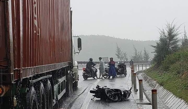 Đi ship h&agrave;ng đụng xe đầu k&eacute;o, người phụ nữ tử vong thương t&acirc;m - Ảnh 1.