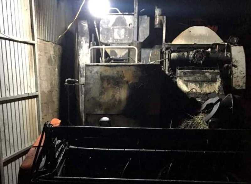 M&aacute;y gặt l&uacute;a mới mua gi&aacute; 312 triệu đồng của b&iacute; thư th&ocirc;n bị ch&aacute;y rụi trong đ&ecirc;m - Ảnh 1.