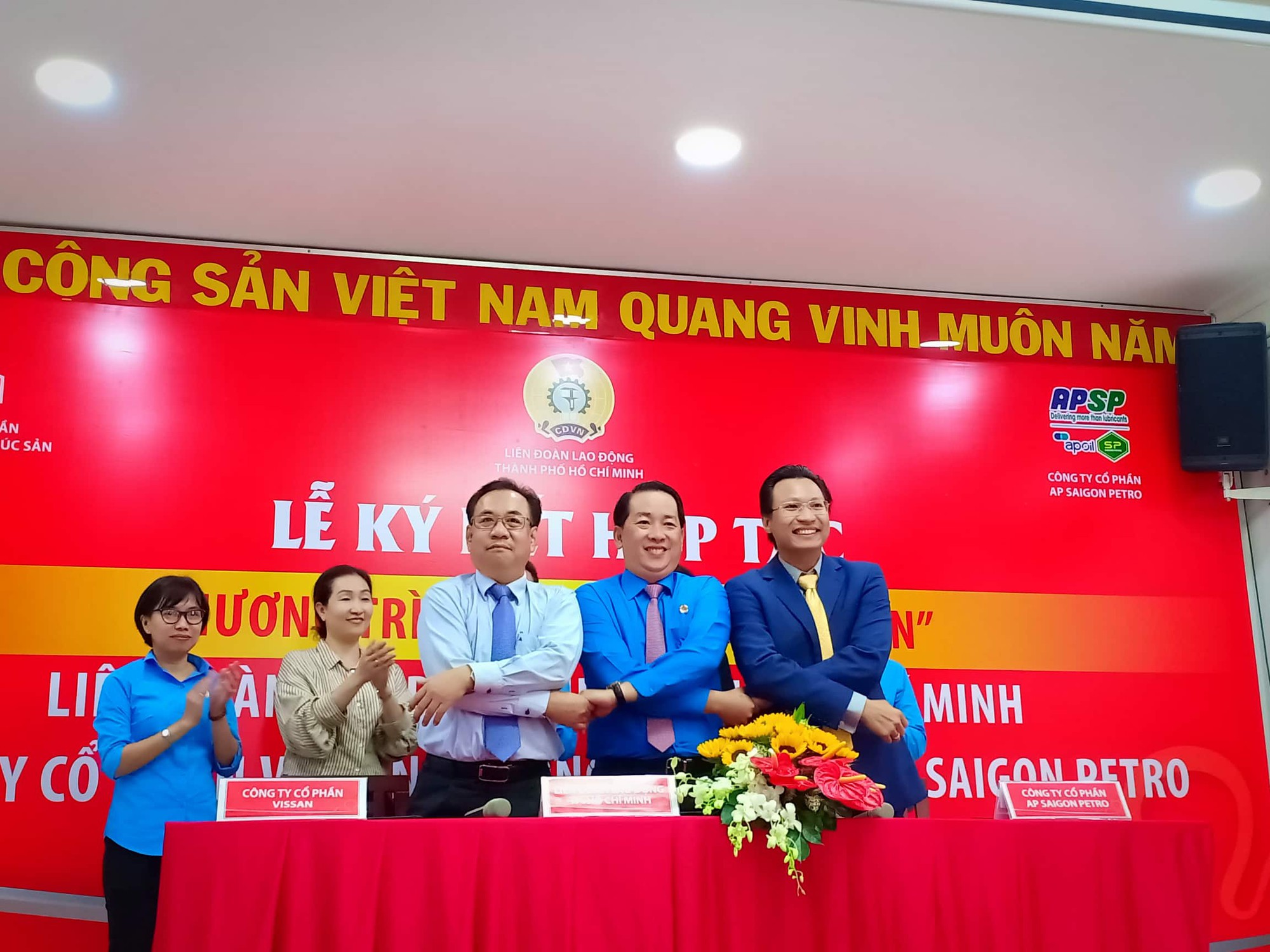 Vissan và Saigon Petro bán hàng giảm giá cho đoàn viên Công đoàn