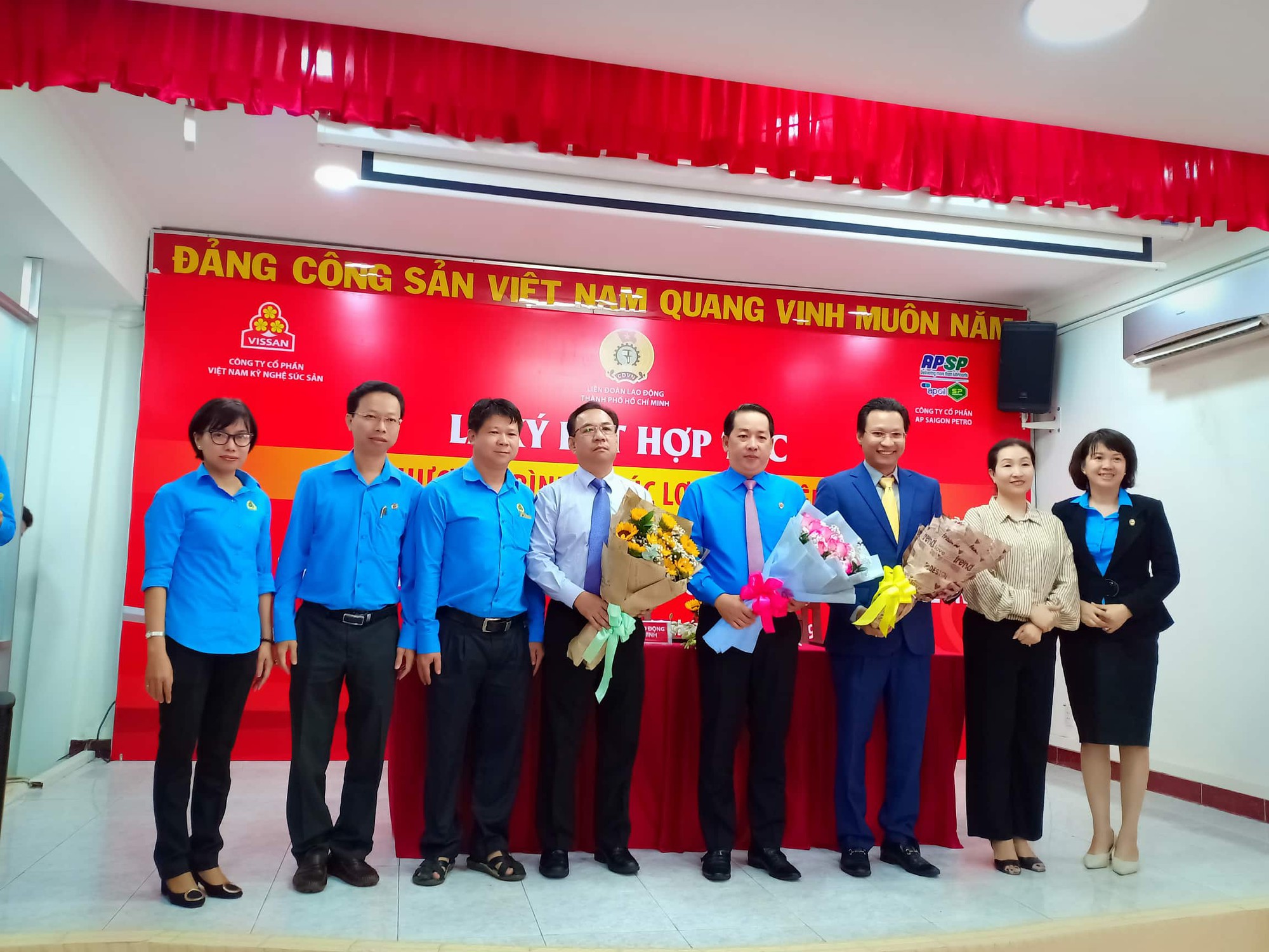 Vissan v&agrave; Saigon Petro b&aacute;n h&agrave;ng giảm gi&aacute; cho đo&agrave;n vi&ecirc;n C&ocirc;ng đo&agrave;n - Ảnh 1.