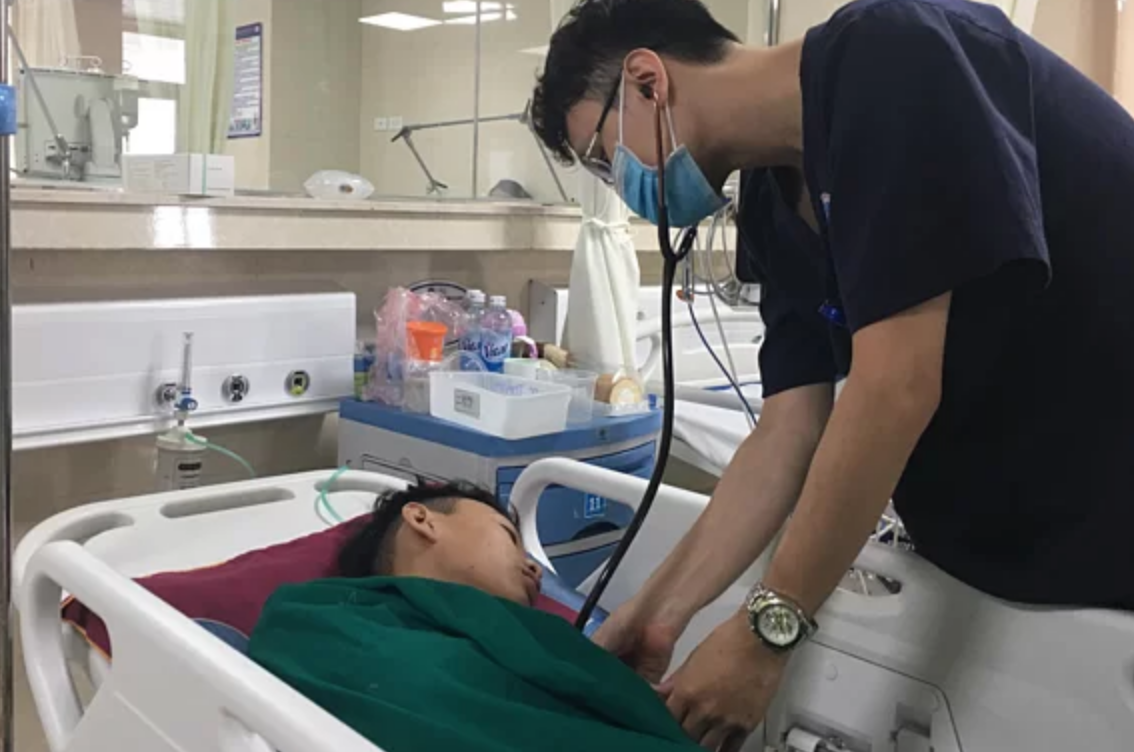 Nam sinh 17 tuổi bị quỵ sau cơn đau đầu dữ dội