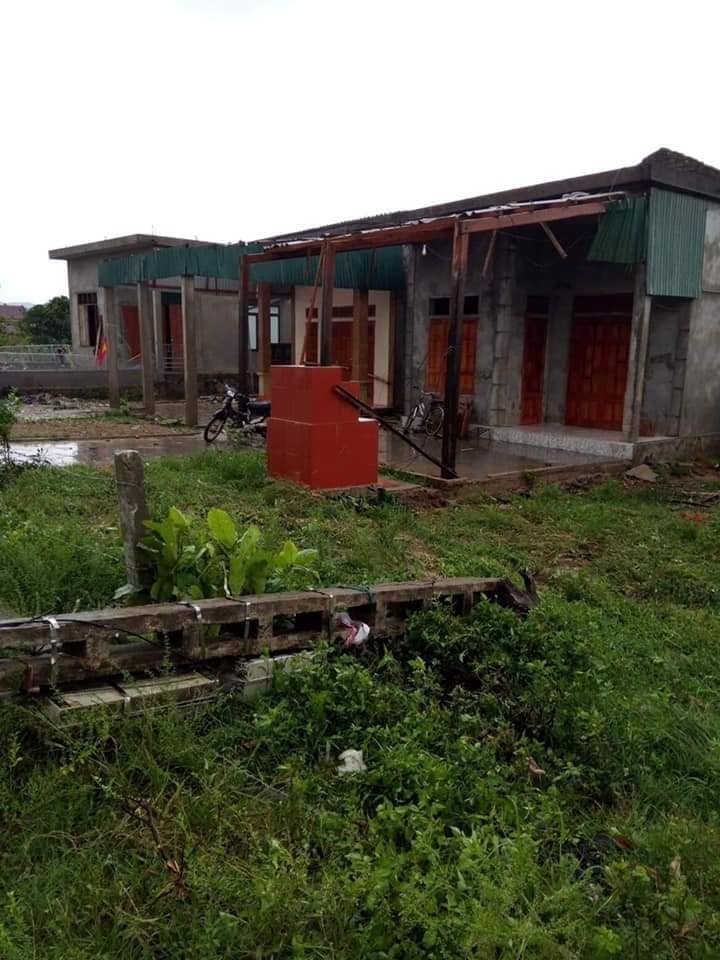Lốc xo&aacute;y trước l&uacute;c b&atilde;o v&agrave;o, 41 nh&agrave; sập v&agrave; tốc m&aacute;i, 3 người bị thương - Ảnh 2.