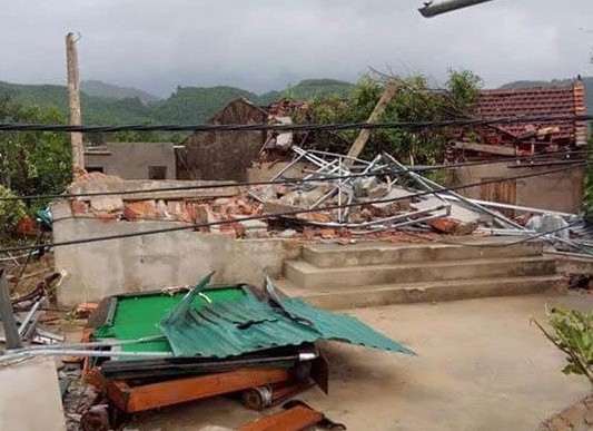Lốc xoáy trước lúc bão vào, 41 nhà sập và tốc mái, 3 người bị thương