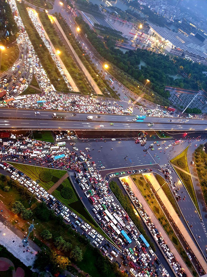 Ảnh hưởng bão số 4, Hà Nội mưa lớn làm đổ hàng loạt cây, 1 người chết - Ảnh 7.