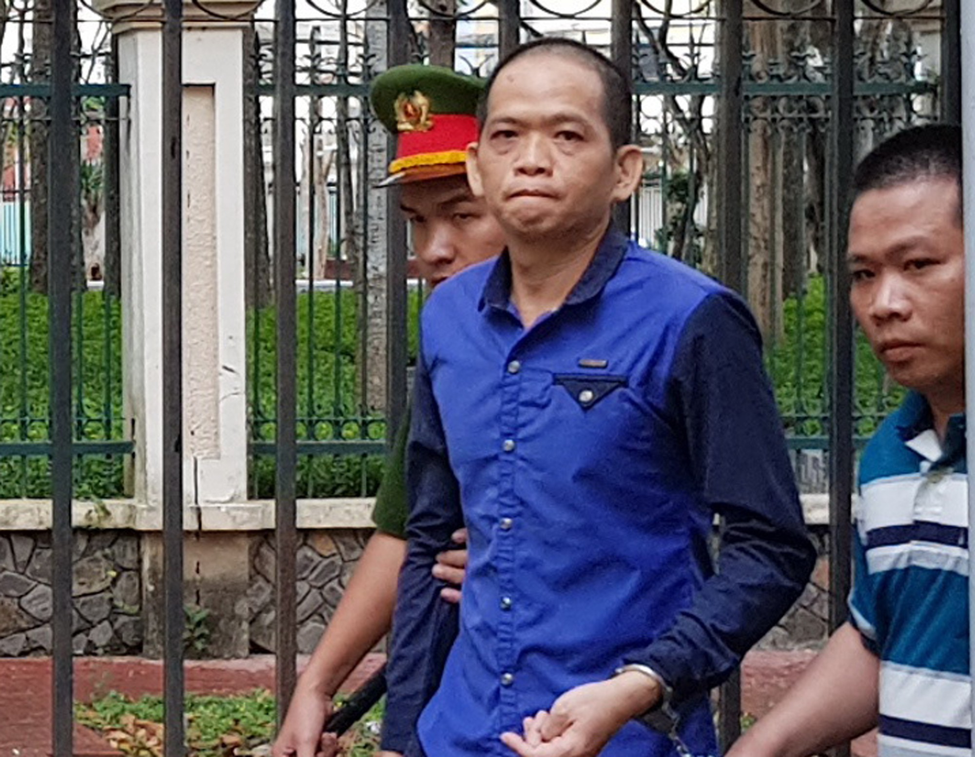 Bị cướp &ocirc; t&ocirc;, l&ograve;i ra việc cựu đại &uacute;y c&ocirc;ng an chở thuốc l&aacute; lậu - Ảnh 2.