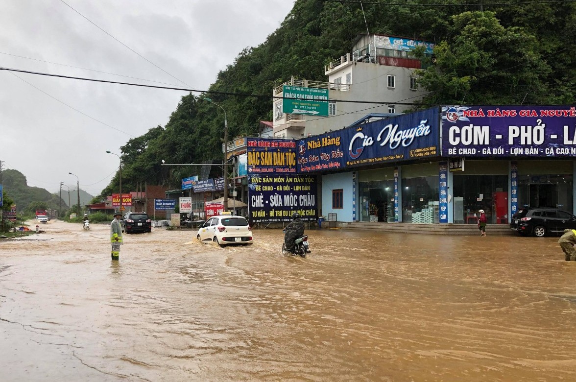 Mộc Ch&acirc;u ch&igrave;m trong nước lũ - Ảnh 2.