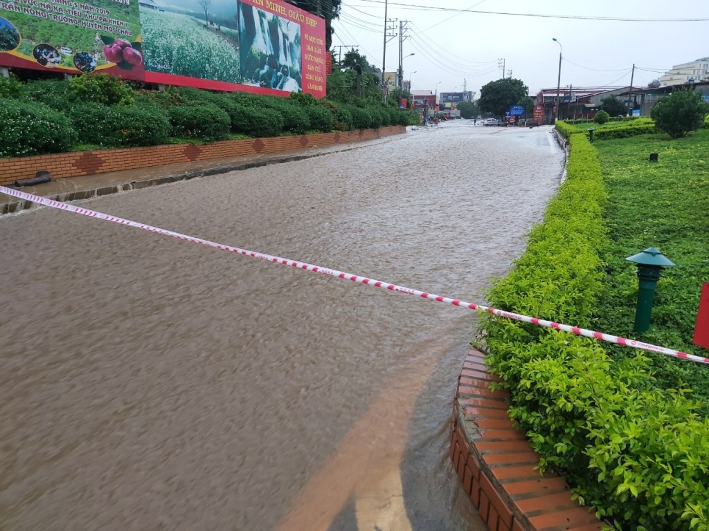 Mộc Ch&acirc;u ch&igrave;m trong nước lũ - Ảnh 3.