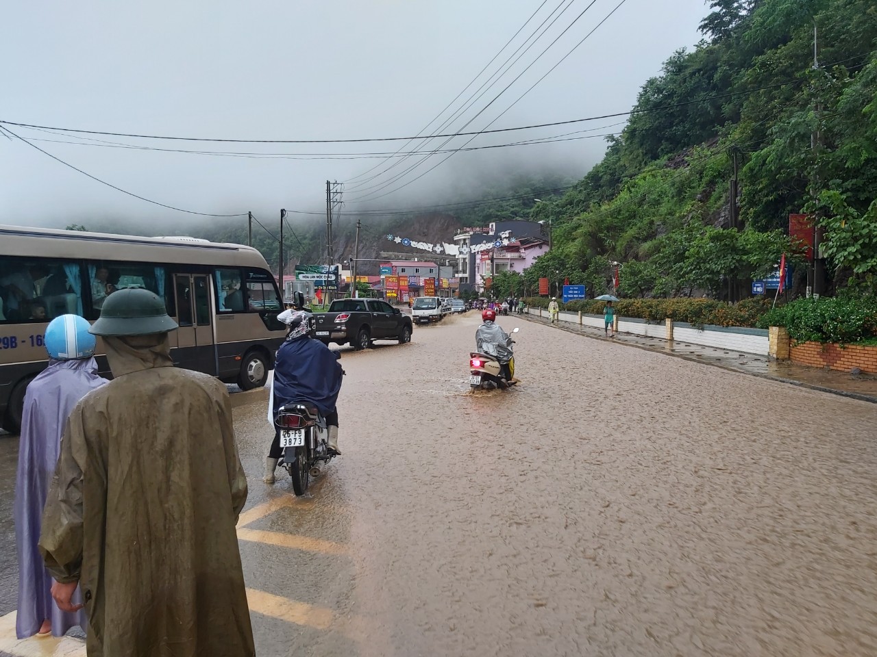Mộc Ch&acirc;u ch&igrave;m trong nước lũ - Ảnh 4.
