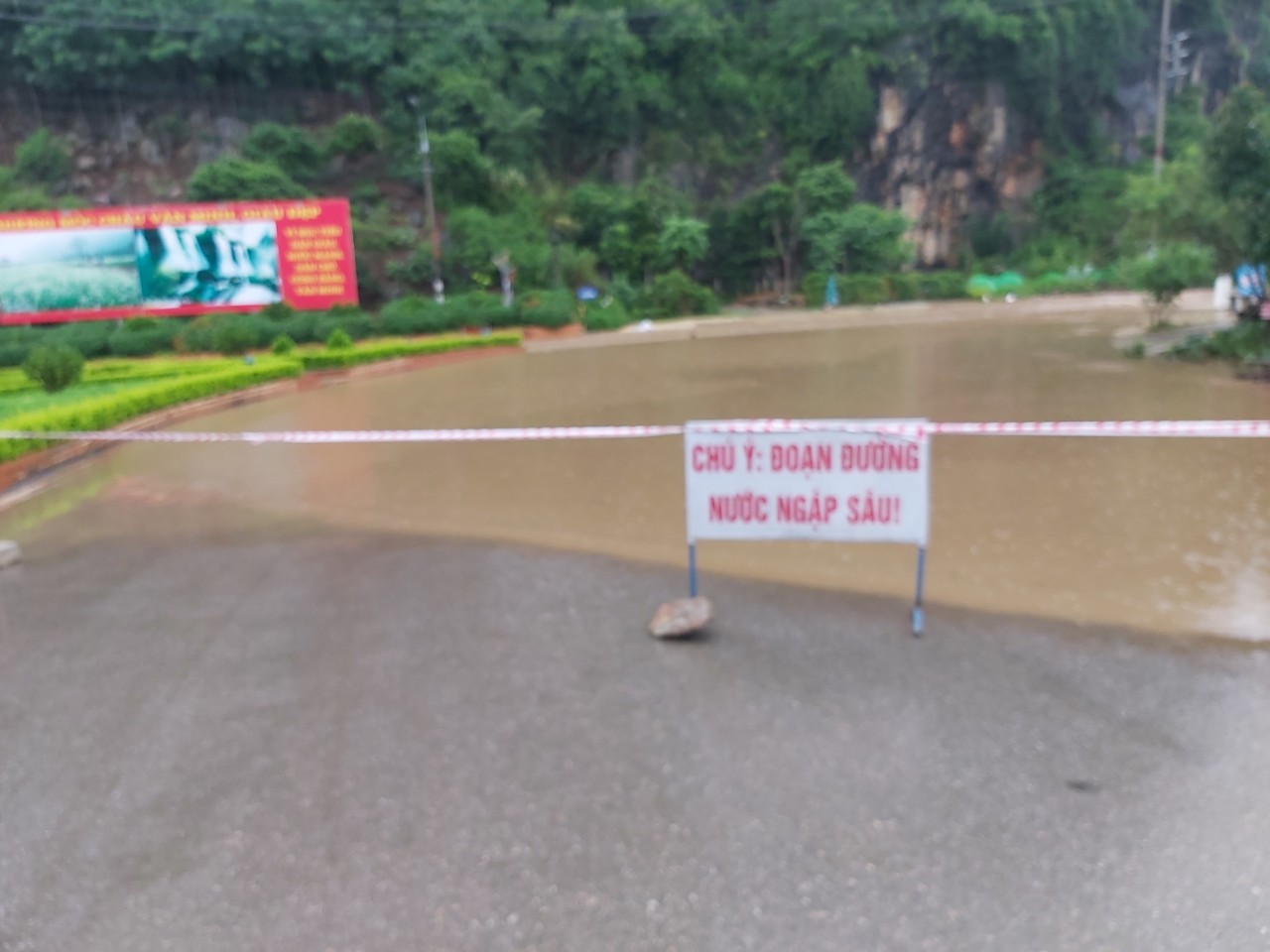 Mộc Ch&acirc;u ch&igrave;m trong nước lũ - Ảnh 5.