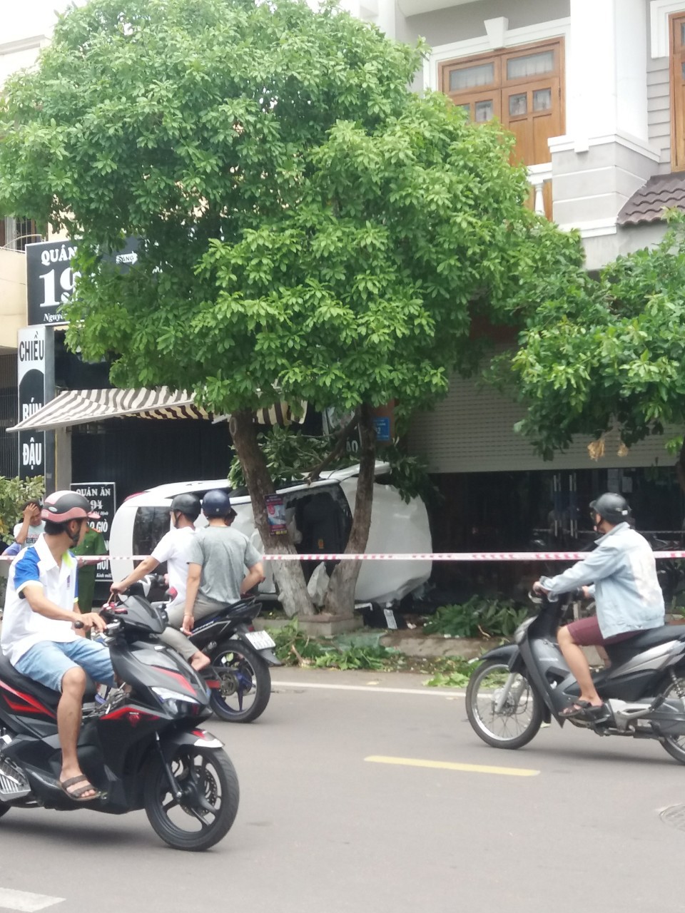 Tai nạn hy hữu trong lúc ôm cua, 2 người trong ô tô con bị thương nặng - Ảnh 1.