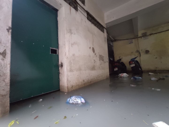 Những hình ảnh người dân Hà Nội bì bõm trên phố biến thành sông - Ảnh 29.