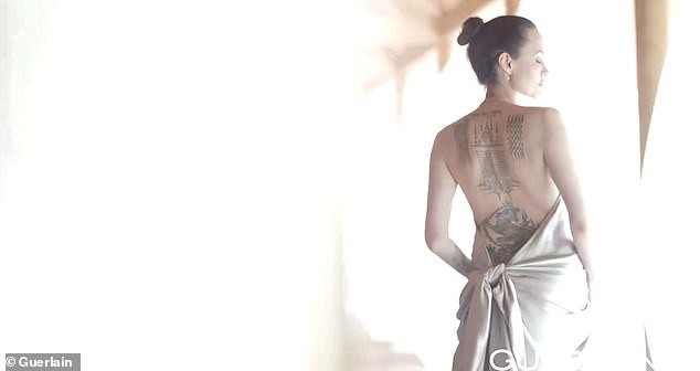 Angelina Jolie khoe lưng trần chi chít hình xăm