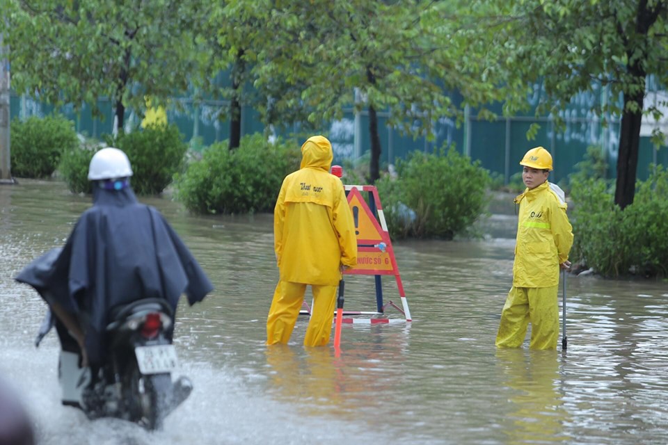 Những hình ảnh người dân Hà Nội bì bõm trên phố biến thành sông - Ảnh 10.