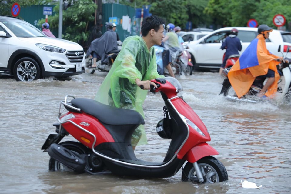 Những hình ảnh người dân Hà Nội bì bõm trên phố biến thành sông - Ảnh 15.