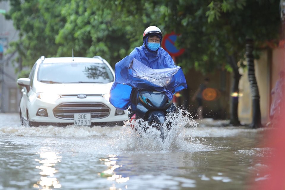 Những hình ảnh người dân Hà Nội bì bõm trên phố biến thành sông - Ảnh 17.