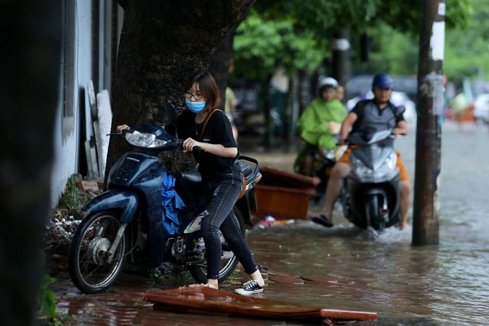 Những hình ảnh người dân Hà Nội bì bõm trên phố biến thành sông - Ảnh 18.