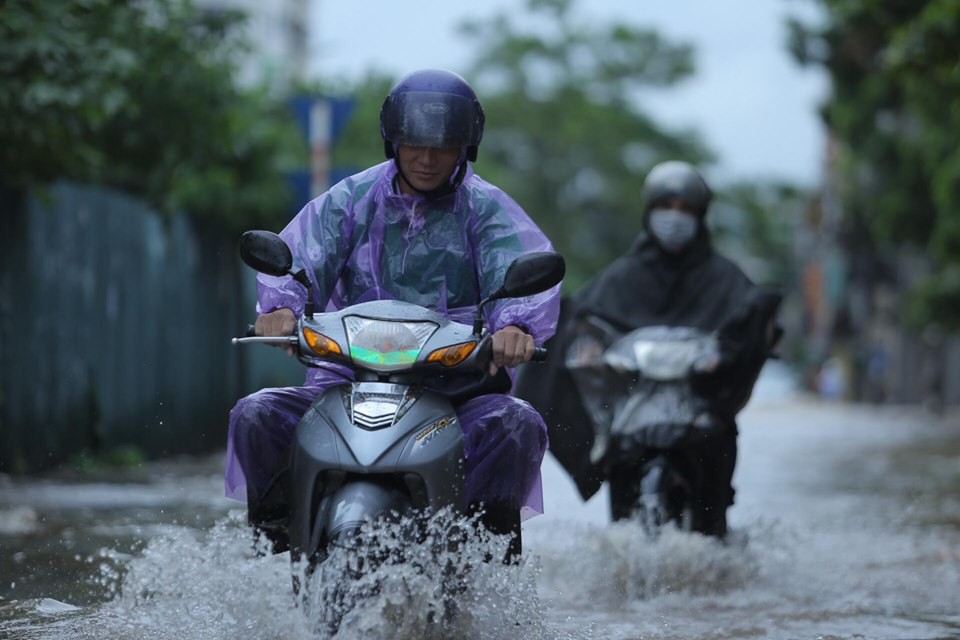 Những hình ảnh người dân Hà Nội bì bõm trên phố biến thành sông - Ảnh 19.