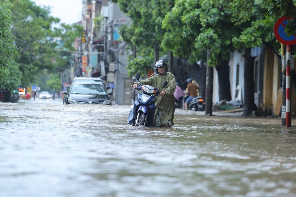 Những hình ảnh người dân Hà Nội bì bõm trên phố biến thành sông - Ảnh 20.