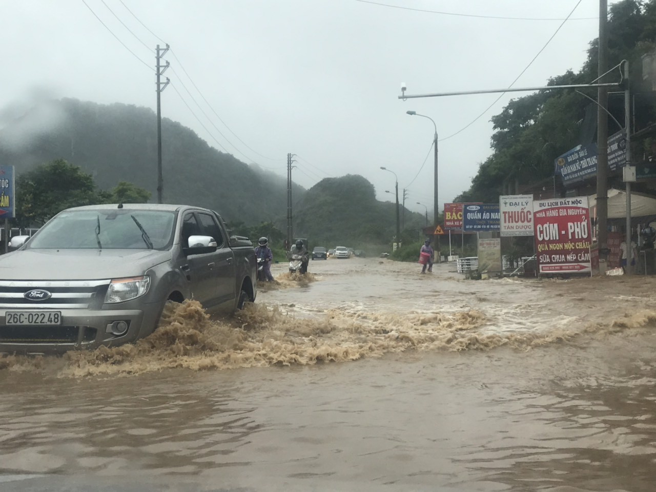 Mộc Ch&acirc;u ch&igrave;m trong nước lũ - Ảnh 8.