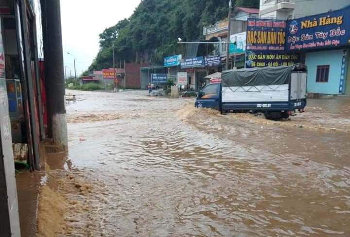 Mộc Ch&acirc;u ch&igrave;m trong nước lũ - Ảnh 11.