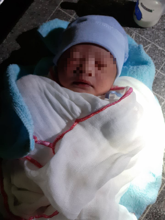 Cay mắt với b&eacute; trai c&ograve;n nguy&ecirc;n d&acirc;y rốn bị bỏ rơi trong đ&ecirc;m dưới ch&acirc;n cầu - Ảnh 1.