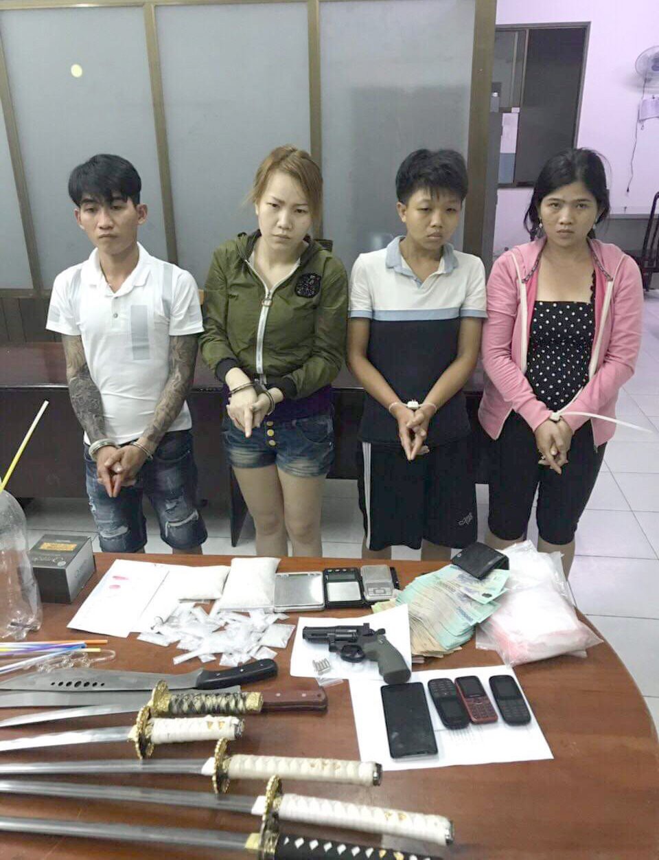 Nhóm nghiện ở ngoại thành TP HCM bị tóm lúc nửa đêm - Ảnh 1.