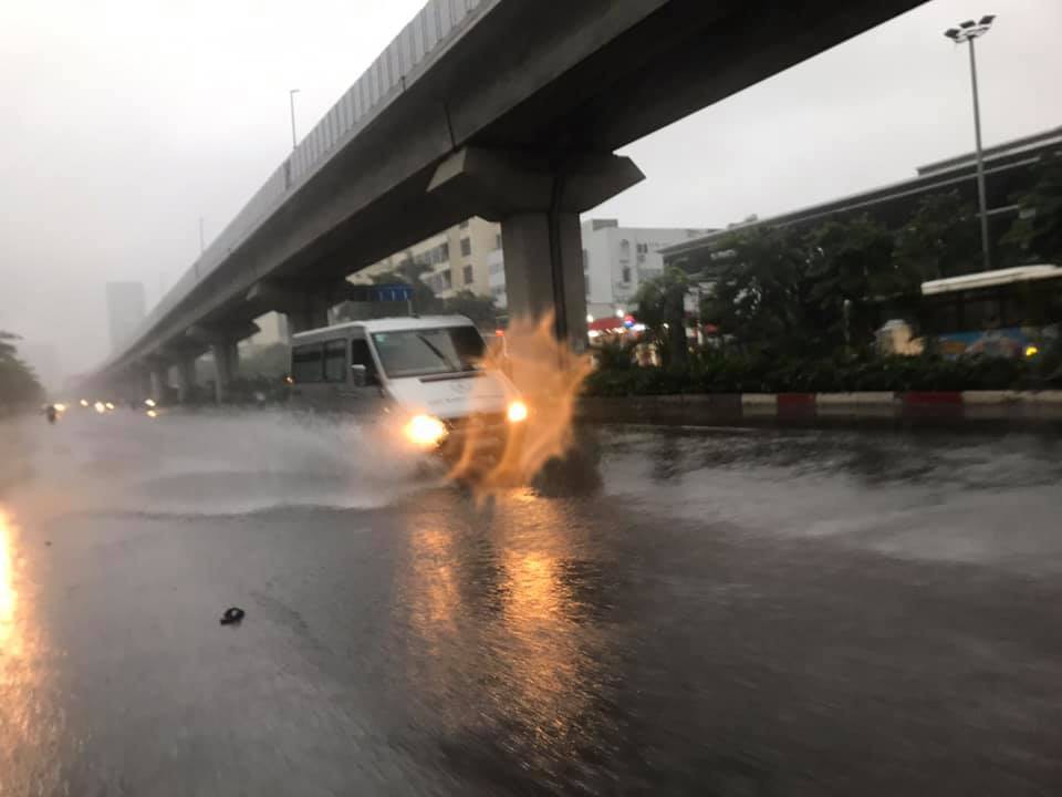 H&agrave; Nội: Mưa rất to, c&acirc;y cối đổ la liệt  do ảnh hưởng b&atilde;o số 3 - Ảnh 10.