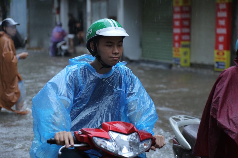 Những hình ảnh người dân Hà Nội bì bõm trên phố biến thành sông - Ảnh 25.