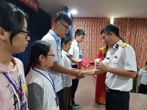 TỔNG CÔNG TY BA SON: Trao học bổng cho con người lao động