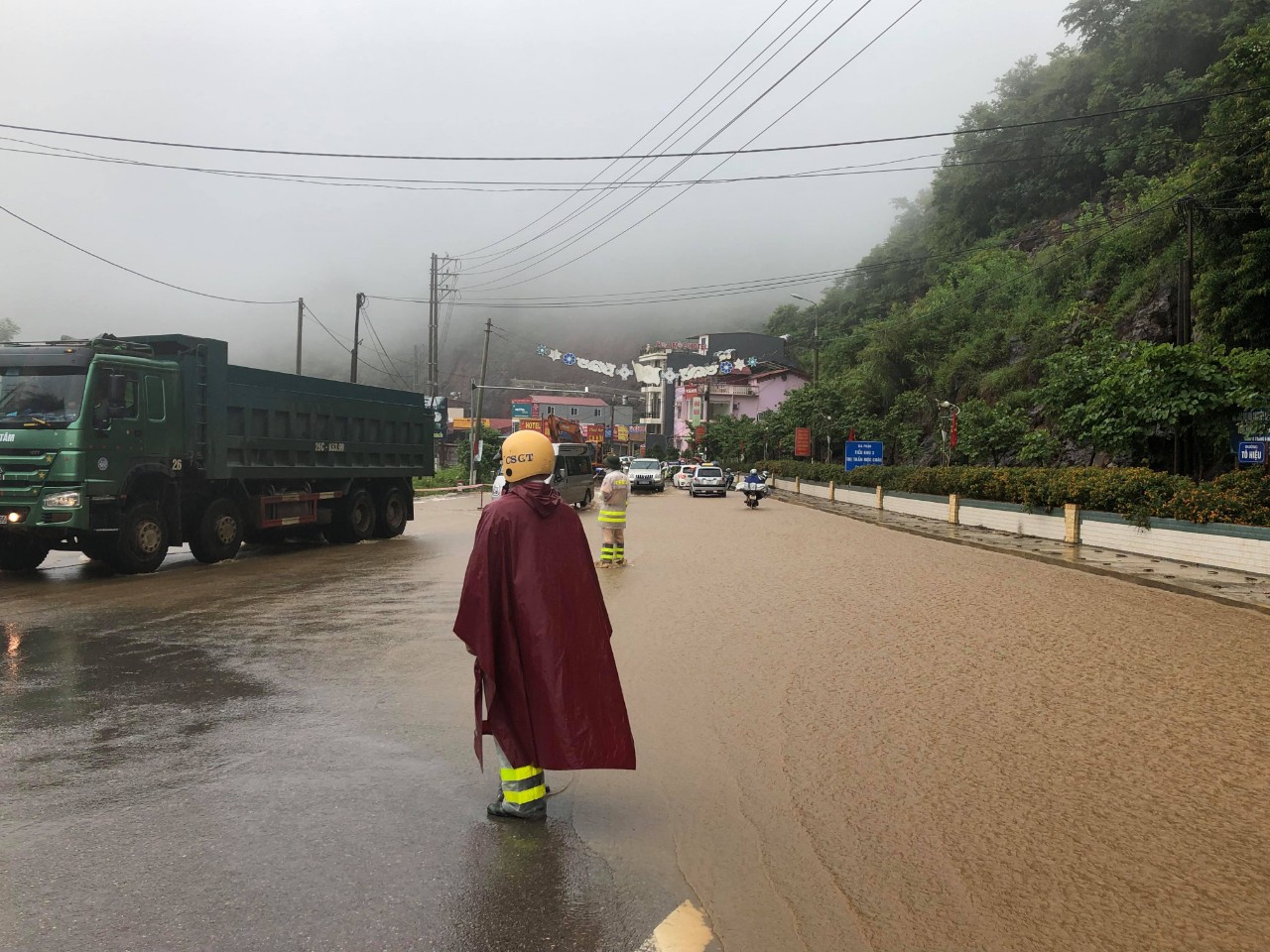 Mộc Ch&acirc;u ch&igrave;m trong nước lũ - Ảnh 12.