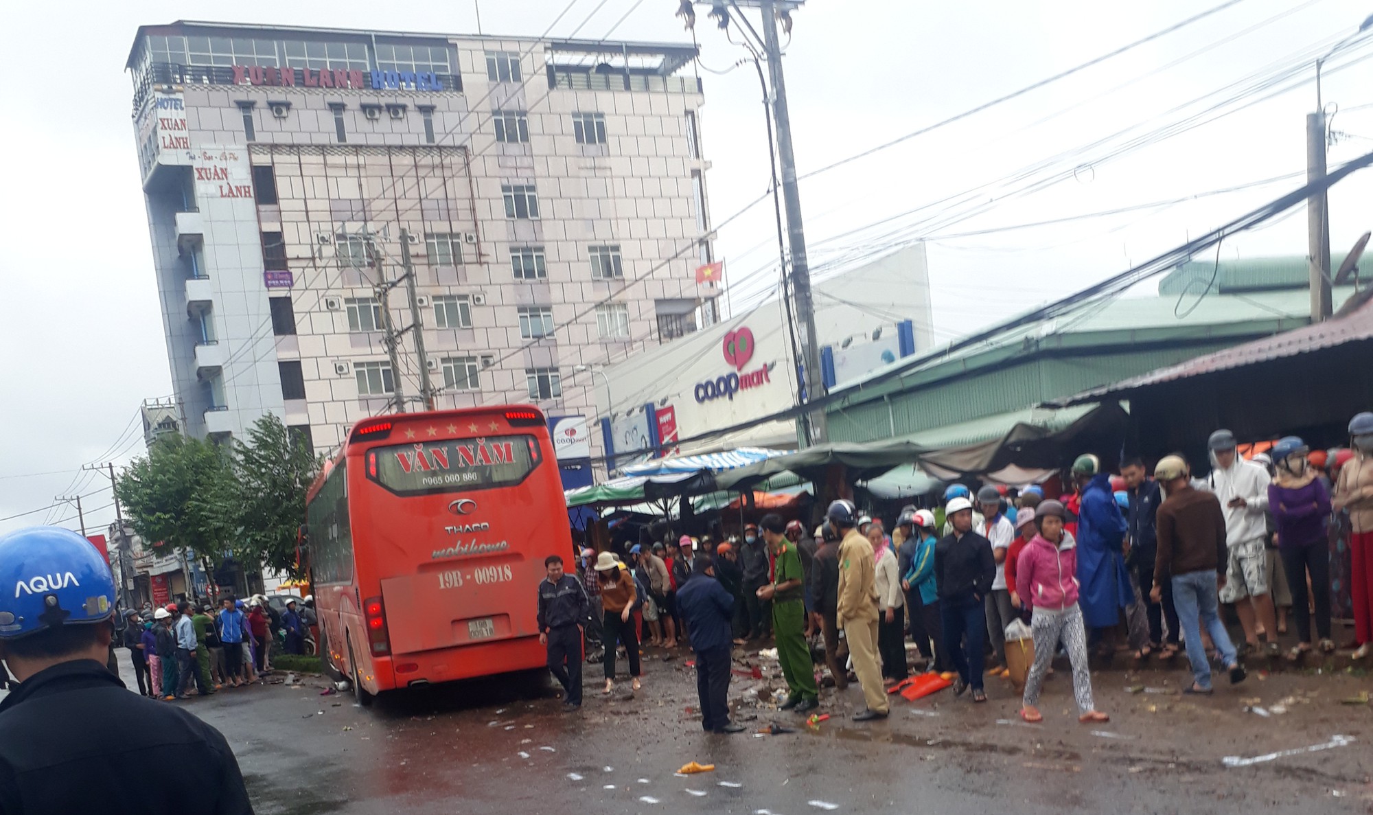 Mất mạng vì họp chợ ven đường