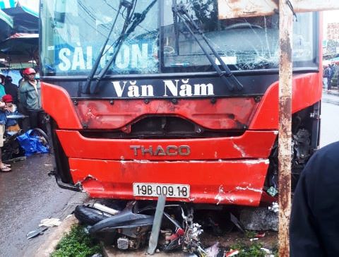 Xe khách lao vào chợ ven đường, ít nhất 3 người chết