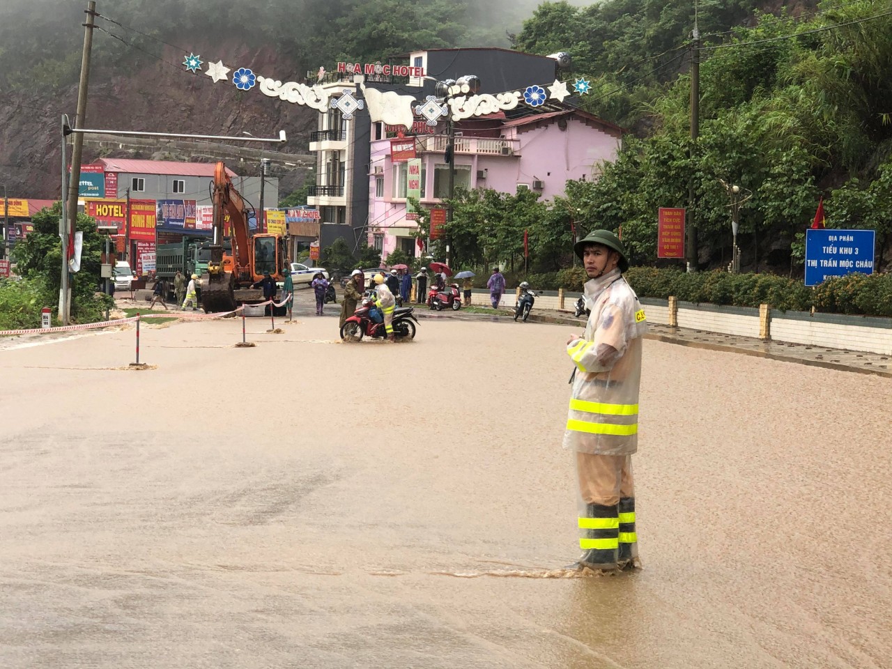 Mộc Ch&acirc;u ch&igrave;m trong nước lũ - Ảnh 13.