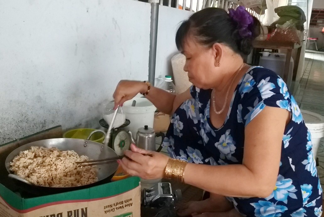 B&iacute; quyết l&agrave;m n&ecirc;n những hạt cốm thơm, gi&ograve;n ở C&agrave; Mau - Ảnh 1.