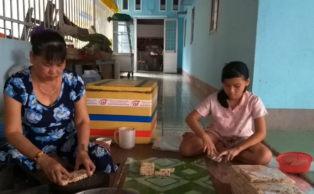 B&iacute; quyết l&agrave;m n&ecirc;n những hạt cốm thơm, gi&ograve;n ở C&agrave; Mau - Ảnh 4.