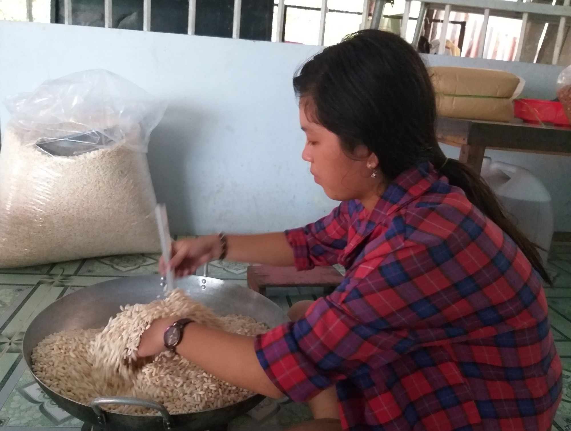 B&iacute; quyết l&agrave;m n&ecirc;n những hạt cốm thơm, gi&ograve;n ở C&agrave; Mau - Ảnh 6.