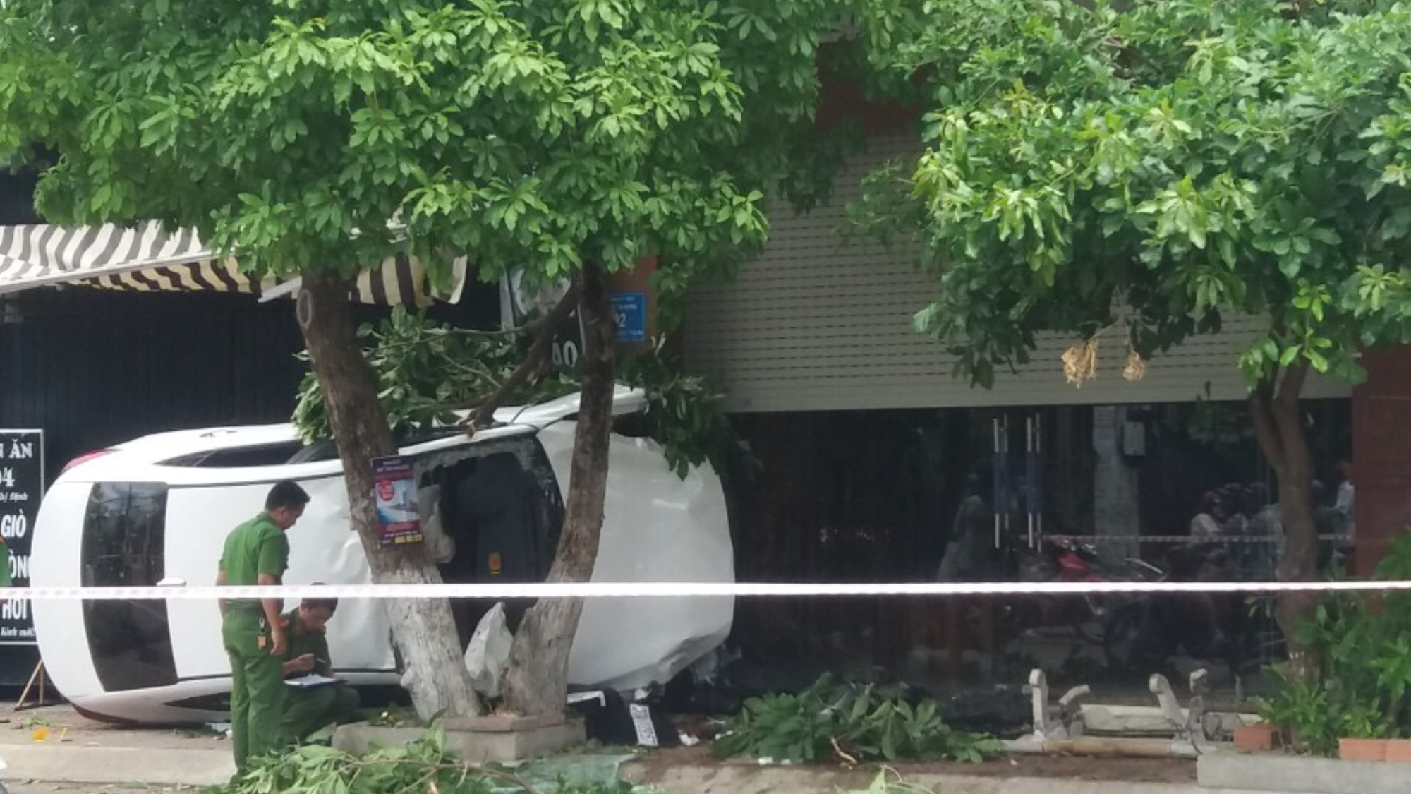Ôtô "làm xiếc" lúc ôm cua, 2 người nguy kịch