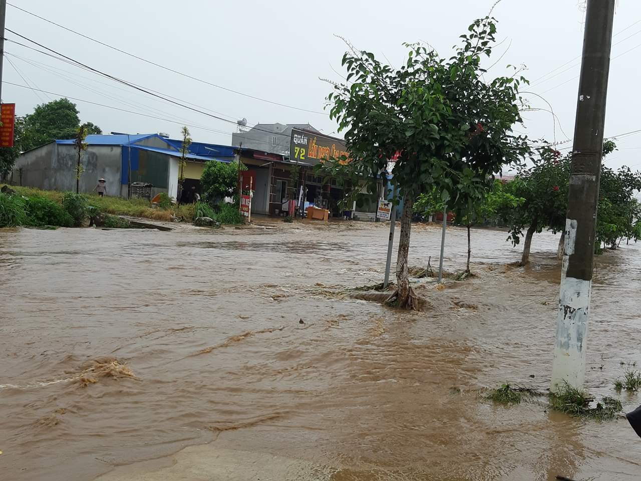 Mộc Ch&acirc;u ch&igrave;m trong nước lũ - Ảnh 17.